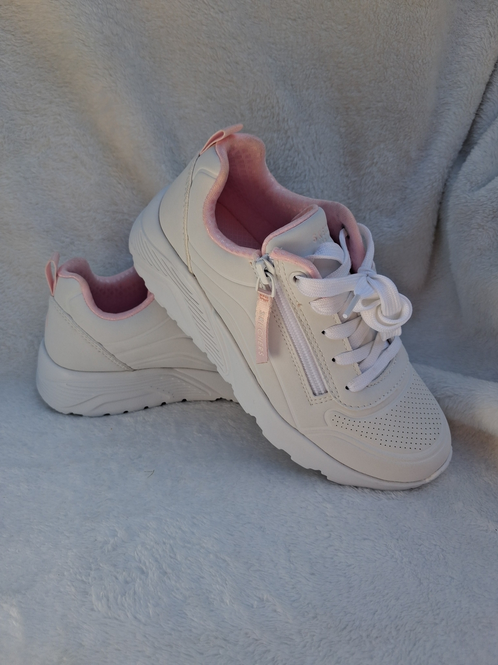 Girls Size 3 Skechers White Sneakers with Pink Lining and Accent Zip